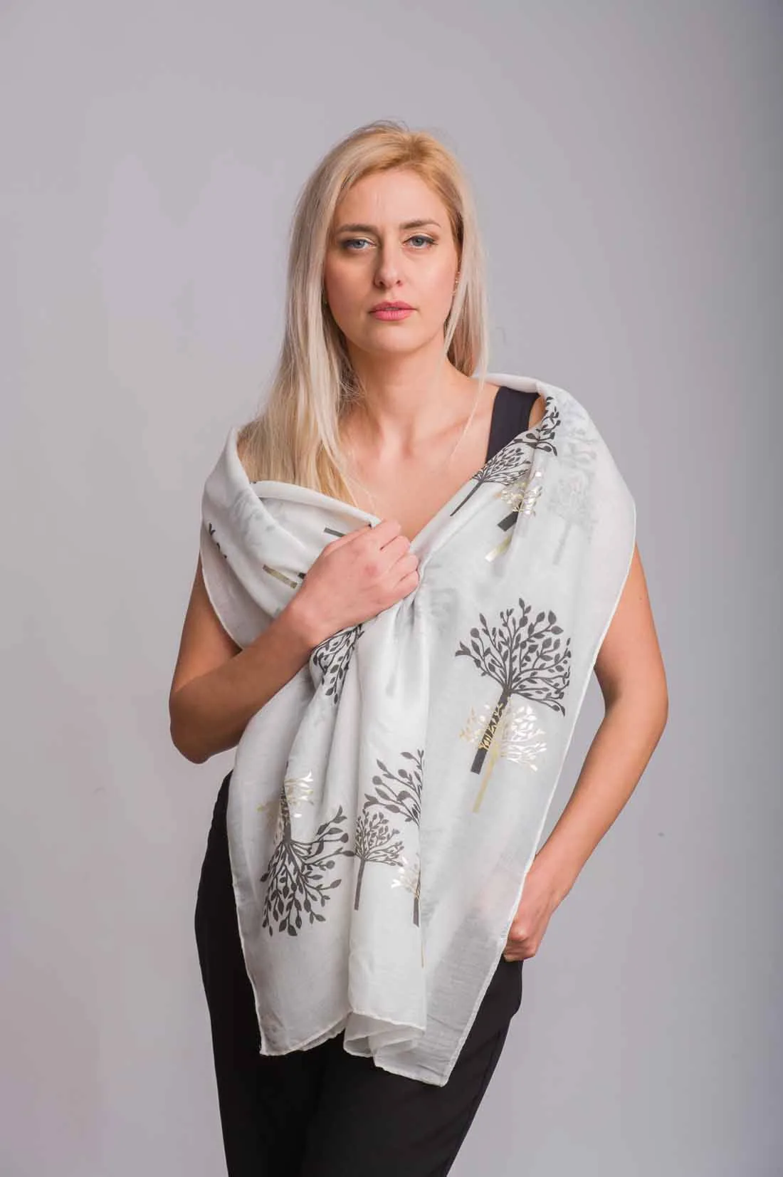Άσπρο φουλαρι βισκοζ με σχεδιο δεντρο ζωης - resort wear προϊόν για καλοκαιρινές resort εμφανίσεις