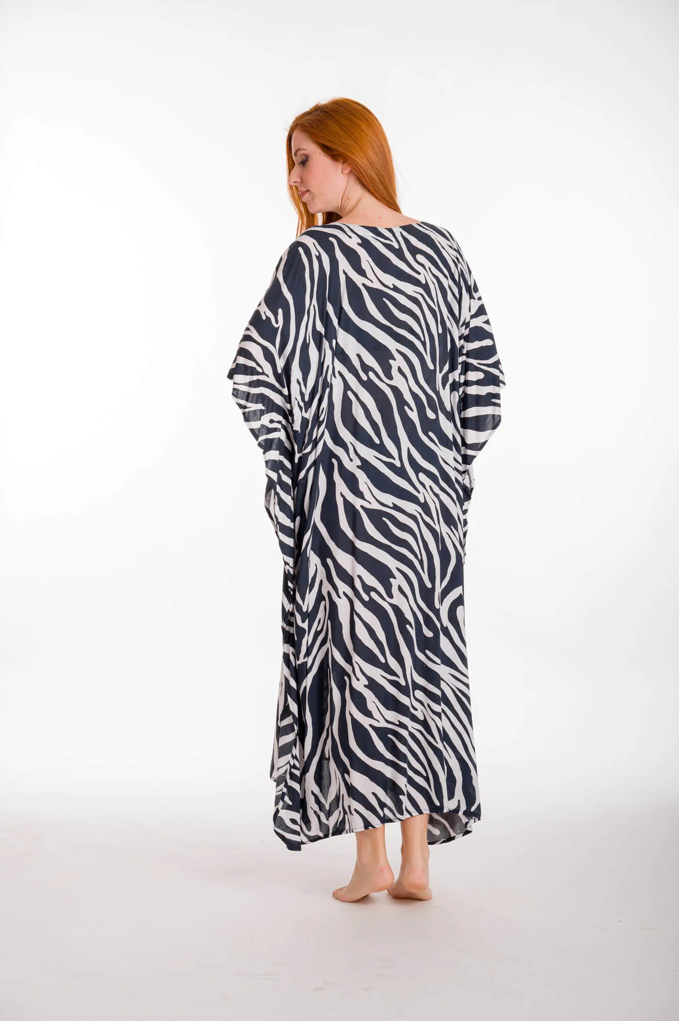 Καφτανι βισκοζ animal print - Ασπρόμαυρο καφτάνι παραλίας από βισκόζ για καλοκαιρινές resort εμφανίσεις