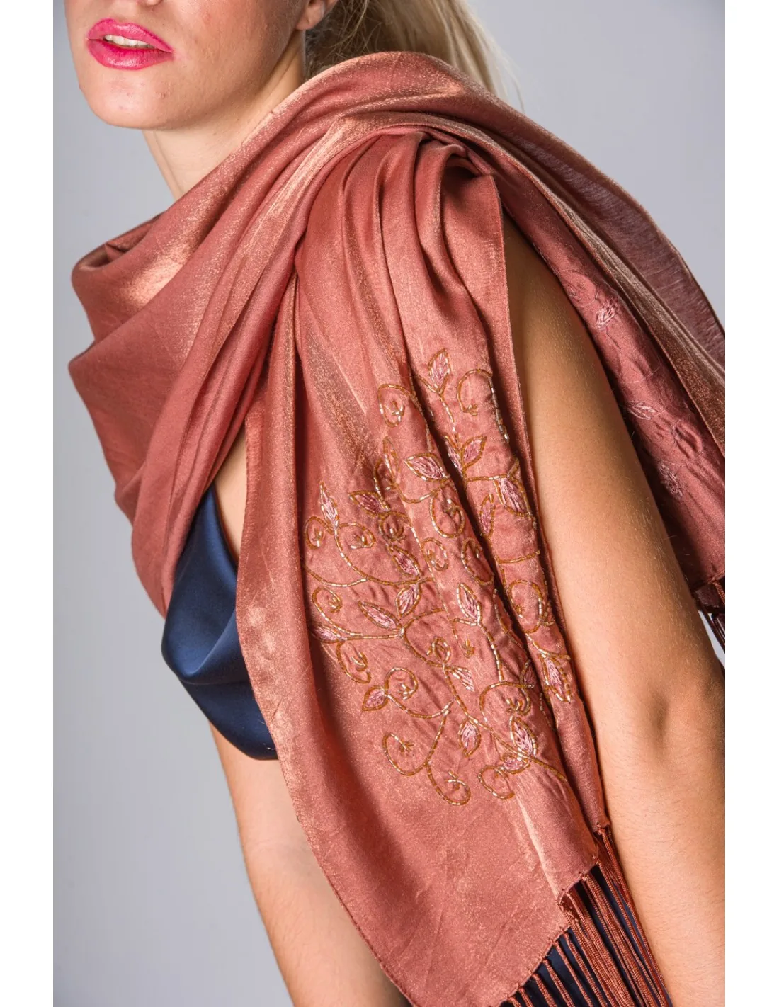 Εσαρπα μεταλιζε με κεντημα - Bronze resort wear προϊόν για καλοκαιρινές resort εμφανίσεις