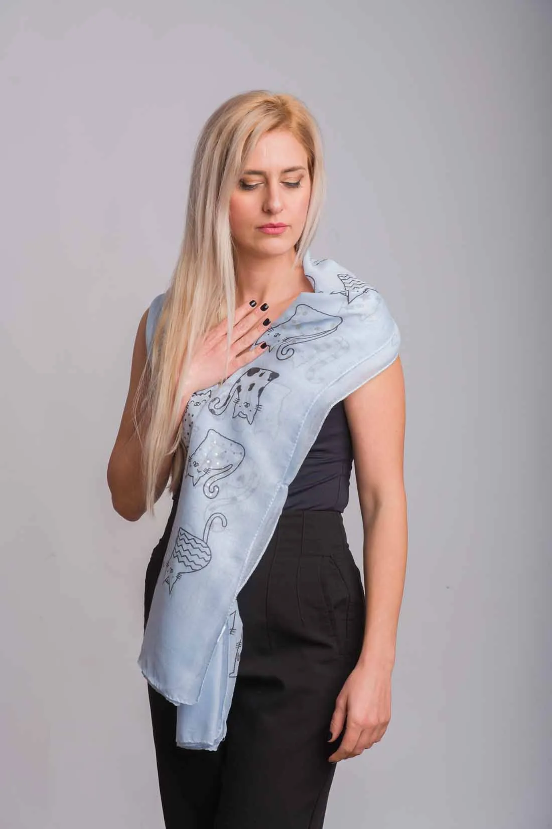 Γαλάζιο φουλαρι βισκοζ με σχεδιο γατουλες - resort wear προϊόν για καλοκαιρινές resort εμφανίσεις