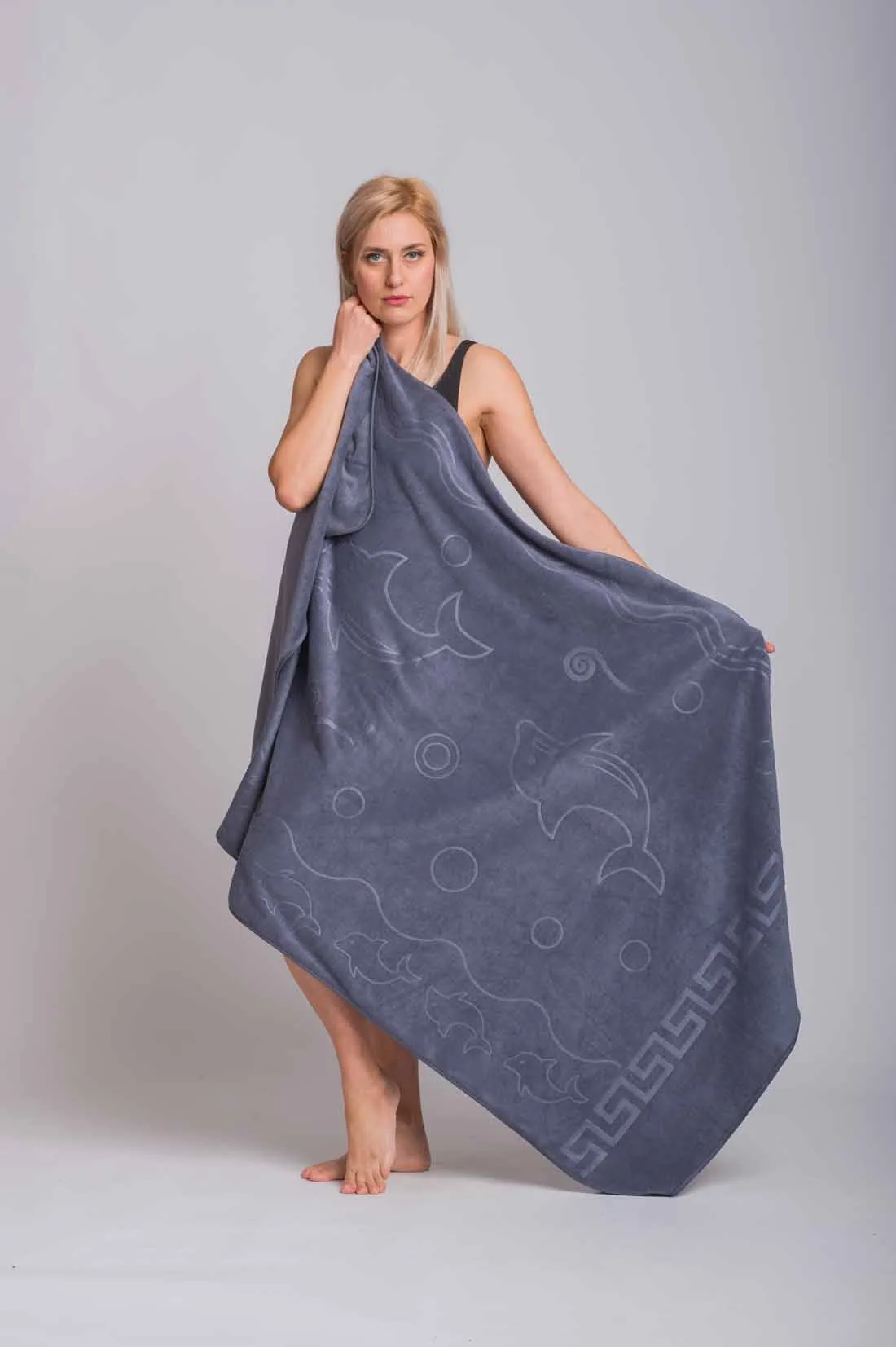 Γκρι πετσετα θαλασσης microfiber με σχεδιο δελφινι και μαιανδρο - Γκρί πετσέτα θαλάσσης για καλοκαιρινές resort εμφανίσεις