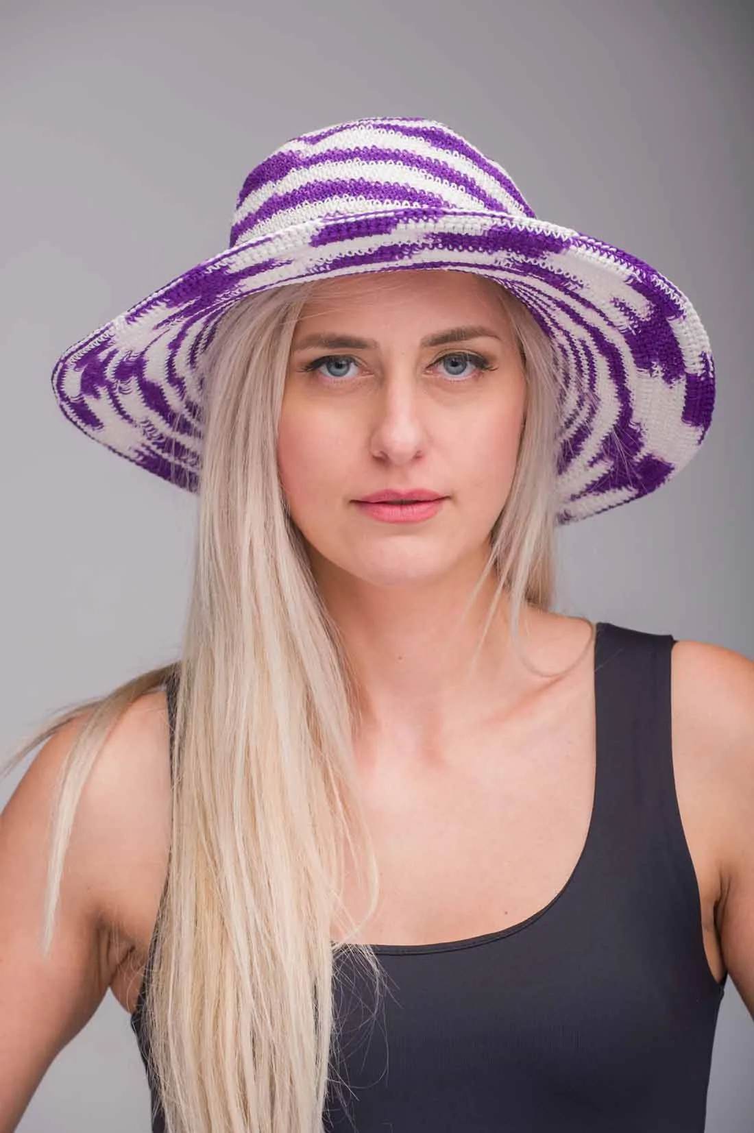 Μώβ καπελο γυναικειο πλεκτο - Μώβ;Άσπρο resort wear προϊόν για καλοκαιρινές resort εμφανίσεις