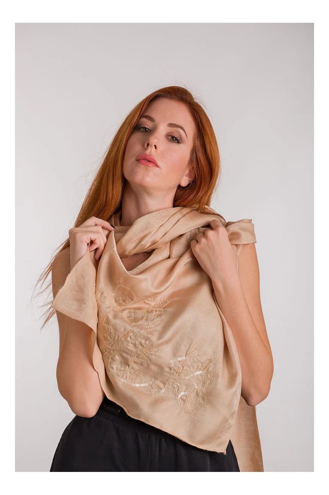 Εσαρπα μεταλιζε με κεντημα - Μπέζ resort wear προϊόν για καλοκαιρινές resort εμφανίσεις