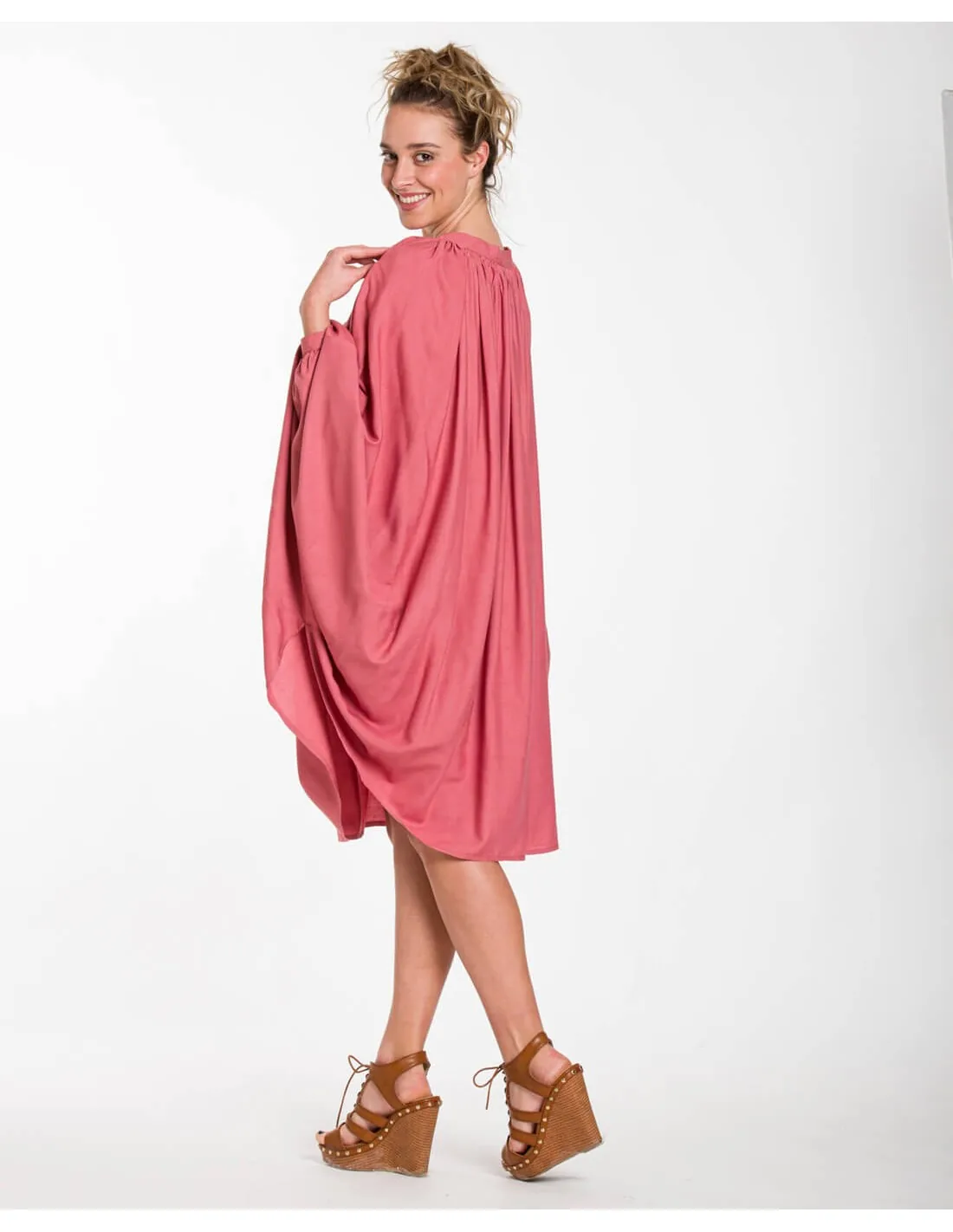 Καφτανι midi - πουκαμισοφορεμα oversize look με ρυθμιζομενα μανικια - Σομόν φόρεμα παραλίας από βισκόζ για καλοκαιρινές resort εμφανίσεις