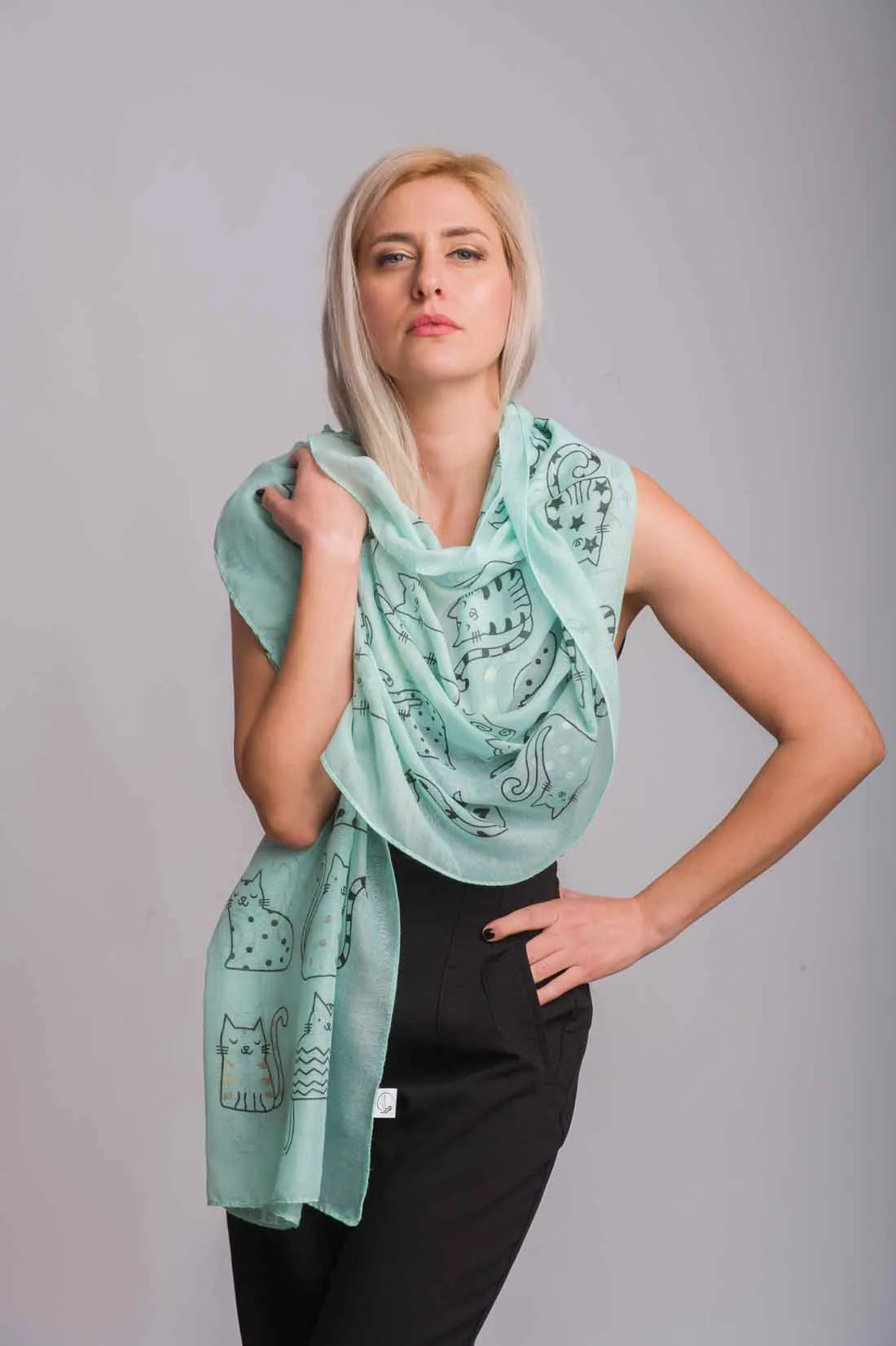 Βεραμάν φουλαρι βισκοζ με σχεδιο γατουλες - resort wear προϊόν για καλοκαιρινές resort εμφανίσεις